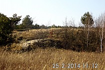 Po przejechaniu 500 może 600 metrów, po naszej prawej stronie znajduje się takie oto wzniesienie. Jakieś 100 może 150 metrów od rzeki.