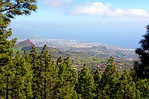 Zjazd - poniżej chmur widok na miasteczko