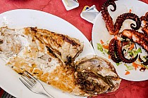 Ryba i ośmiornica z lokalnej restauracji tuż przy oceanie