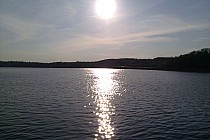 Widok z tamy na zalew w Brodach Iłżeckich