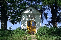 Kapliczka na wzgórzu przed Wzdołem Rządowym