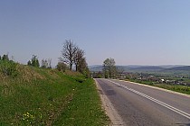 Widok na Łysą Górę (Św. Krzyż) ze wzgórza przed Wzdołem Rządowym