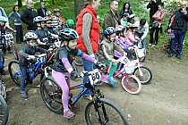 Emilia Sowa nr 57 wraz z najmłodszymi zawodniczkami na starcie