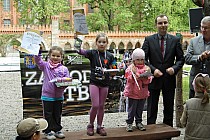 Wójt Marcin Czerniec wraz z najlepszymi Szkrabiątkami