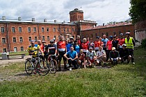 STR Milanówek na tle wieży widokowej Twierdzy Modlin