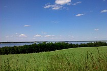 Widok na Zalew Mietkowski z wzniesienia drogi przed Domanicami.