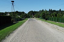 Brukowana droga w Łazowej