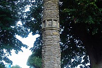 Obelisk pełniący kiedyś rolę latarni w Jodłówce Tuchowskiej