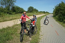 Część trasy jest jak autostrada rowerowa. Takie DDR mają na Kaszubach. Całą trasę tak czy inaczej można przejechać z dzieckiem na foteliku.