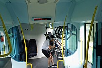 Rowery wiszą w szynobusie