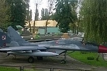 samoloty myśliwskie (na 1 planie MiG-29)