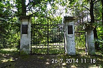 Brama wejściowa na cmentarz żydowski , ona jak i sam cmentarz są cokolwiek zdewastowane.