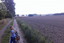 Droga za Rosowem a w dole widać Krzywiec. Super odcinek.