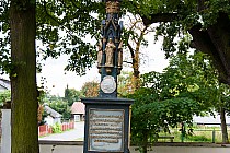 Przy kościele w Wieniawie- z każdej strony inny napis