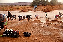 Ponowne usuwanie lepkiego szlamu – Oued Touz (fot. united-cyclists.com)