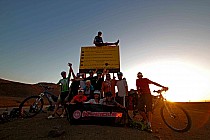 Tablice postawione przez polskich geomorfologów z Krakowa. Tutaj żarty się kończą, jesteśmy na otwartej Saharze (fot. united-cyclists.com)