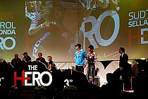 Ceremonia podczas Hero Sellaronda, wielki telebim z moją twarzą ;)