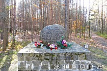 Po drodze znajdziemy również i taką pamiątkę po stoczonej w tym miejscu potyczce z oddziałem niemieckim.