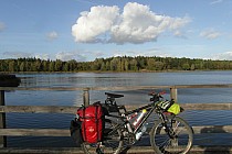 Na molo nad zalewem w Czarnej Białostockiej.