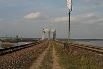 Droga przez most kolejowy przez zalew Siemianowski.