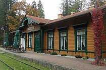 Zabytkowa stacja w Białowieży.