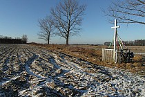 Kapliczka gdzieś przy polnej drodze.