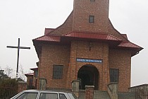 Kościół w Krawcach ,przed kościołem w prawo i do lasu