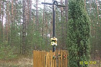 Pierwszy z du krzyży jakie spotkamy w lesie tak wyglądał w 2012 roku