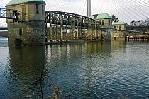 Jaz Rędziński z mostem AOW w tle