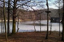 park linowy nad jeziorkiem