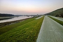 ścieżka na wale w kierunku Wrocławia