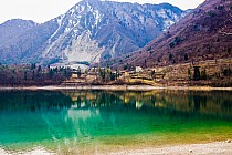 Lago di Tenno, które mijamy po drodze na Ballino - tu widok z drugiej strony jeziora, w tle widać naszą drogę asfaltową