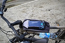 torba z włożonym powerbankiem i telefonem