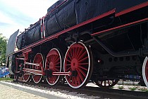 Lokomotywa Pt47 przy budynku skarżyskiego dworca