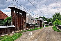 Drewniane bramy w Calinesti