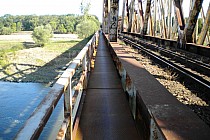 Kładka dla pieszych na moście kolejowym w Brzegu Dln.