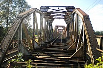 Nieczynna nitka mostu w Brzegu Dln.