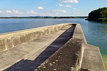 Zapora na jeziorku koło Niesky. Zapora to ponad kilometrowy wał ziemny ze ścieżką pieszo-rowerową i śluzą po środku.
