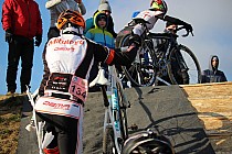 Wypychanie roweru pod górę gdy jest zbyt stromo to częsty widok na trasach CX