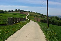 Betonową rampką na szczyt.