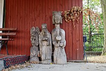 Świątki przy kościele w Topólczy