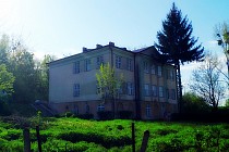 Budynek szkoły w Komarowie Wsi