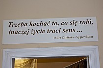 Nad wejściem do gabinetu Miry