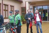 Tuż przed startem Andrzej Piechowski i Tadeusz Dubiel oraz Dorota Szubart i Bogdan Kuźniar