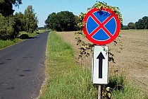 Jak czytać ten znak w obwódce z chmielu?