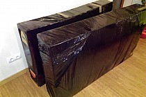 Kartony owinięte w folię ze strechu.