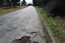 Po zimie, wciąż, zieją na drogach takie dziurska!