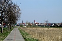 Ścieżka rowerowa Rawicz- Sarnowa. W tle Sarnowa.