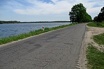 Odcinek od Grabówki do Rudy Sułowskiej biegnie samym brzegiem dużego stawu.