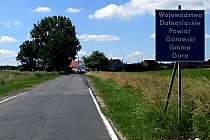 Granica województw. Widać to nie tylko po tablicy ale i po jakości nawierzchni. Dolny Śląsk na minus!